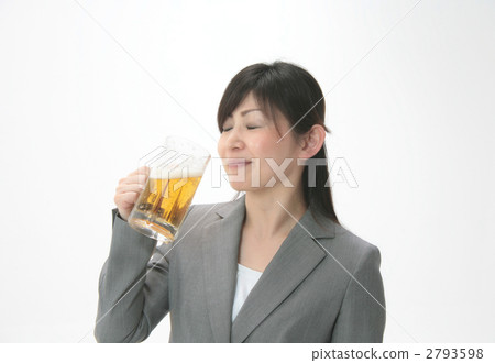 與杯子的女商人飲用的啤酒 與杯子的女商人飲用的啤酒 2793598