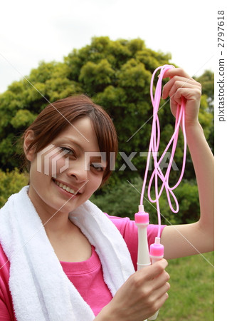 1 woman (Sports training fitness stretch exercise preparation gymnastics skip jump rope) 2797618