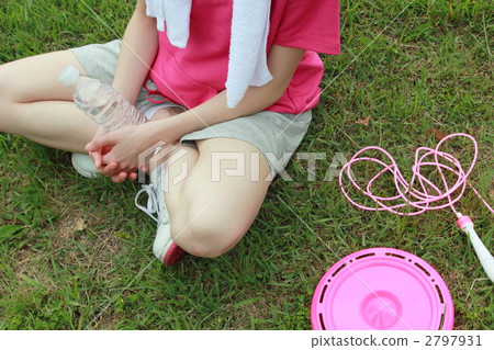 One woman (sports training fitness exercise PET bottle water) 2797931