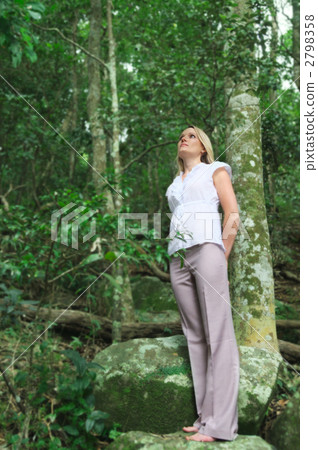 白人 在樹林裡的治療性散步 一個西方人 2798358