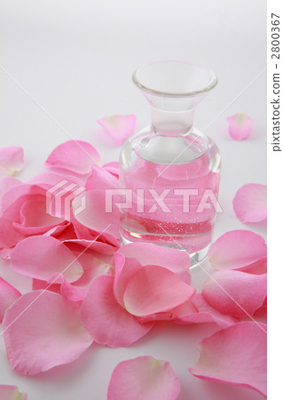 Rose petals and face lotion 2800367