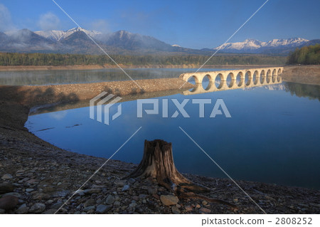 Tauchevs橋和Daisetsuyama反映在水面上 Tauchevs橋和Daisetsuyama反映在水面上 2808252