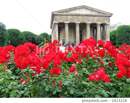 Volks Garden of the World Heritage Vienna Historical District "and the Temeus Temple (Austria) Volks Garden of the World Heritage Vienna Historical District "and the Temeus Temple (Austria) 2813226