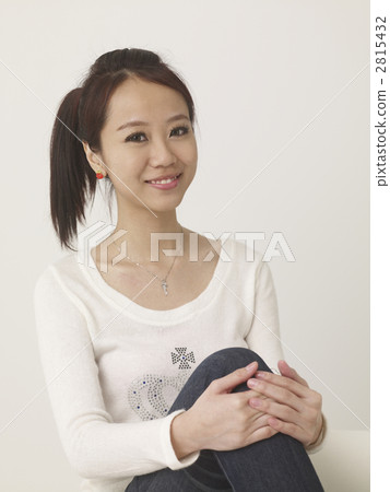 一個女人抱著一個膝蓋 一個女人抱著一個膝蓋 2815432