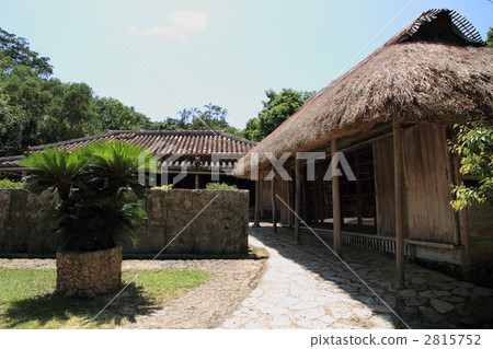 folk house, old family, an old-established family 2815752