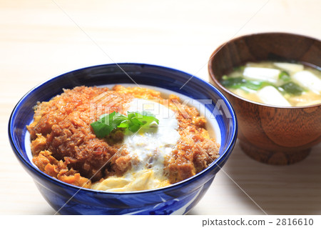 Katsu-don and miso soup 2816610