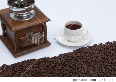 Coffee beans, coffee mills and hot coffee Coffee beans, coffee mills and hot coffee 2819084