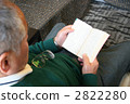 Senior men reading novels 2822280