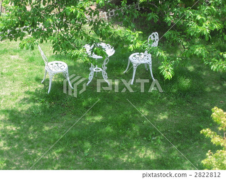 Garden table with green shade 2822812