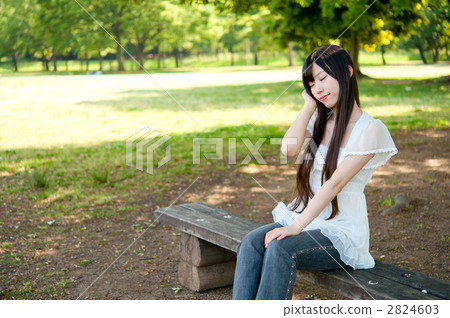 listen to, listening, female 2824603