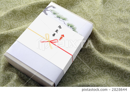 Box of gifts and wrapping cloth 2828644