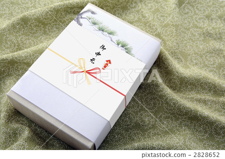 Box of gifts and wrapping cloth 2828652