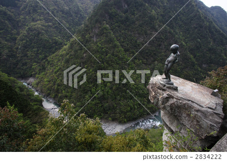 在Iyakei的懸崖上的Tokijima縣Miyoshi神社升起Iya的Manneken Pis 2834222