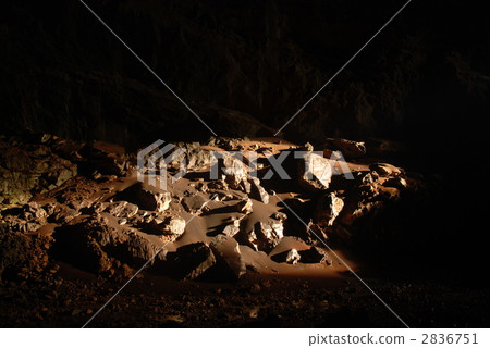 光進入巨大的洞穴（Deer Cave·Gunung·Mul國家公園/東馬來西亞） 2836751
