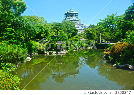 “大阪城堡城堡塔”(大阪城公園/大阪市中央區)在池塘上空 “大阪城堡城堡塔”(大阪城公園/大阪市中央區)在池塘上空 2838247