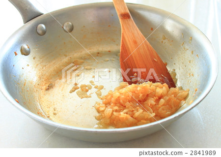 煎鍋煮熟的洋蔥 2841989