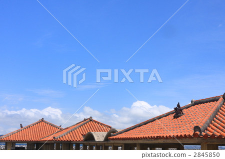 Red tile roof and blue sky 2845850