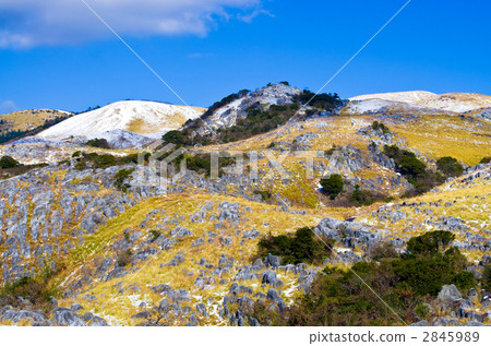Early spring Karst plateaus, blue sky and white clouds Early spring Karst plateaus, blue sky and white clouds 2845989