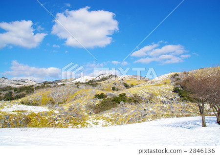 早春喀斯特高原,藍天和白雲 早春喀斯特高原,藍天和白雲 2846136