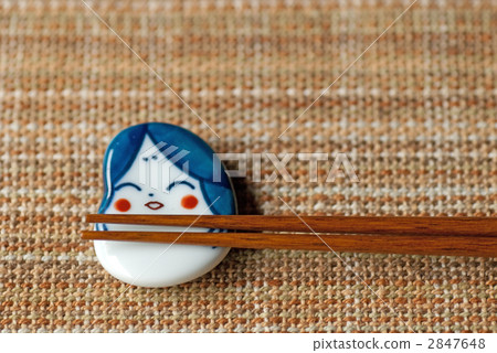 With a smile "I will get it" 2847648