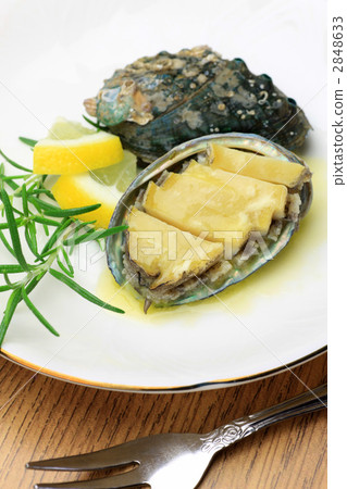 Grilled abalone with butter 2848633