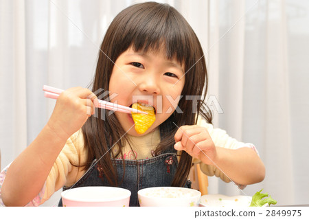 Girls eating chicken nugget 2849975