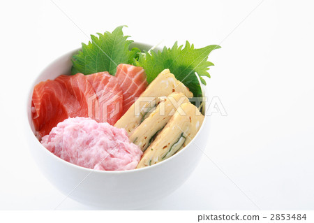 Bowl of rice topped with sashimi  2853484