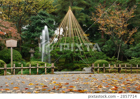 Kenrokuen fountain and snow hanging 2857714