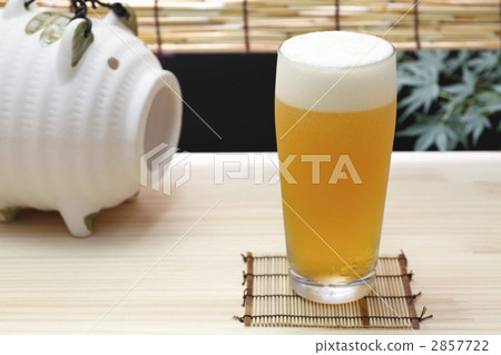 在夏天的晚上喝啤酒 在夏天的晚上喝啤酒 2857722