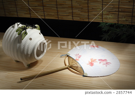 A fan and a mosquito take pig A fan and a mosquito take pig 2857744