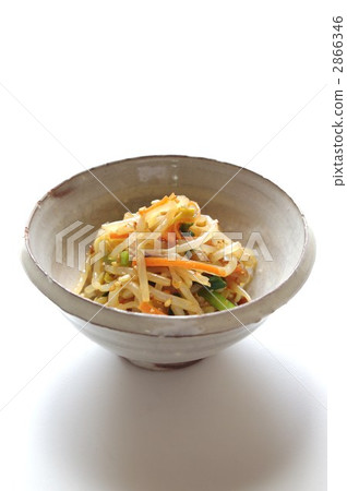 Nanuru with sprouts and carrots and leek 2866346