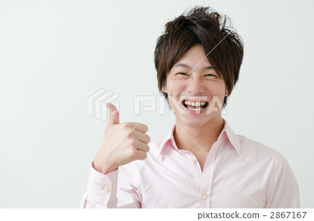 20多歲的男人豎起大拇指 2867167