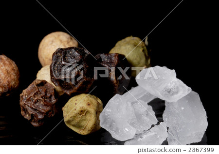 Sea salt crystal and grain pepper up 2867399
