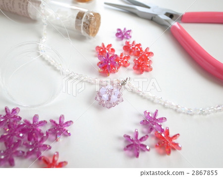 Bead and wire up [Image of making a pendant/accessory] [White background/Copy space] 2867855