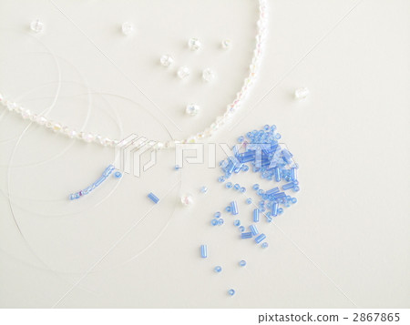 珠子和電線[製作配件的圖像] [白色背景/副本空間] 2867865