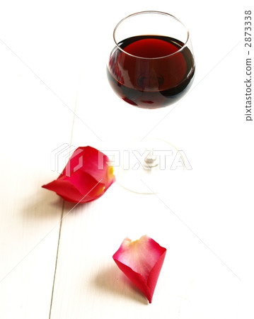 紅葡萄酒和紅色玫瑰花瓣，白色背景 2873338