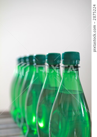 無綠色標籤塑膠瓶裝礦泉水 2875224