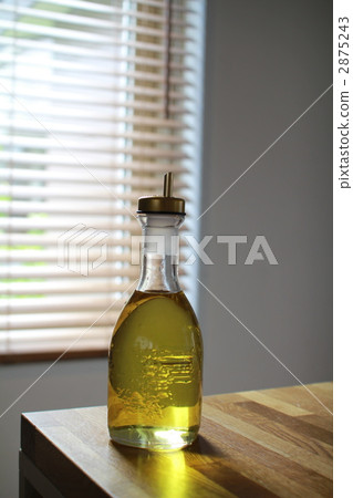 橄欖油倒入玻璃瓶中 2875243