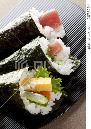 Hand rolled sushi 2878964