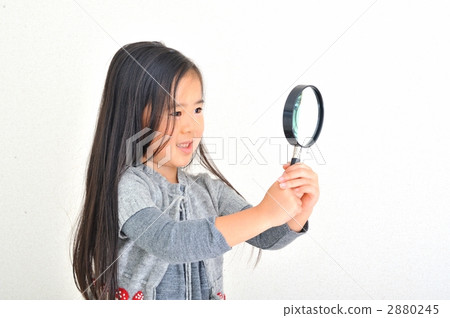 Children playing with magnifying glass Children playing with magnifying glass 2880245