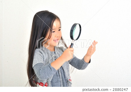 Children playing with magnifying glass Children playing with magnifying glass 2880247