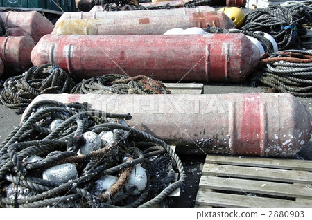 Pole-like float and rope 2880903