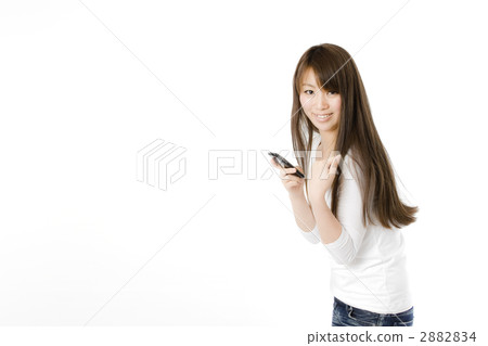 有智能手機和膽量姿勢的一名婦女 2882834