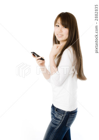 有智能手機和膽量姿勢的一名婦女 2882835