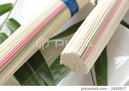 dried noodles, cooled wheat noodles, white porcelain 2888917