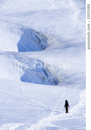 在Murodo和登山者的雪山 在Murodo和登山者的雪山 2891099