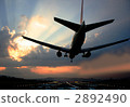 An airplane descending to the runway 2892490