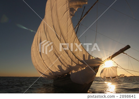 Sailing boat stained in gold Sailing boat stained in gold 2898641