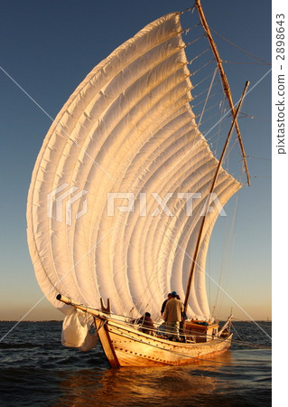 Sailing boat stained in gold Sailing boat stained in gold 2898643