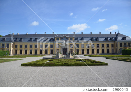 Noon at the Herrenhausen royal garden 2900043